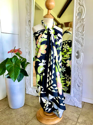 pareo, Hawaiian pareo, Hawaiian pareu, sarong, Hawaiian sarong, Black pareo, black sarong, Tahitian dance, Tahitian, Hawaiian, Hula, Halau costume, costume, Polynesian, Polynesian costume, Polynesian style, Hawaiian style, island, island style, Aloha, Aloha gift, Aloha style, floral fabric, flower pattern, flower fabric, tropical fabric, tropical, tropical style, flower design, tropical flower, tropical design, tropical flower design