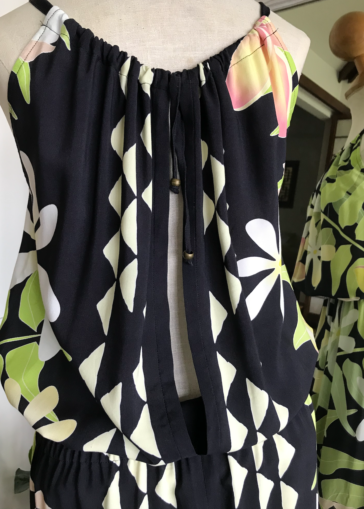 gift, aloha, aloha gift, hawaiian style, hula, tahitian dance, tahitian, フラ、ハワイ、tropical dress,  Tropical Lauhala Garden Sundress, sundress, vacation, resort wear, flower dress, hawaiian , hawaii, maui made, made in maui, beach dress, beach, beach girl, natural, bamboo, eco style, 